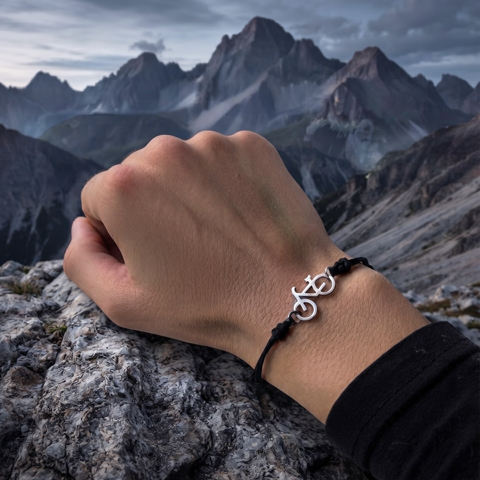 Adjustable-size bicycle bracelet for men, women and children