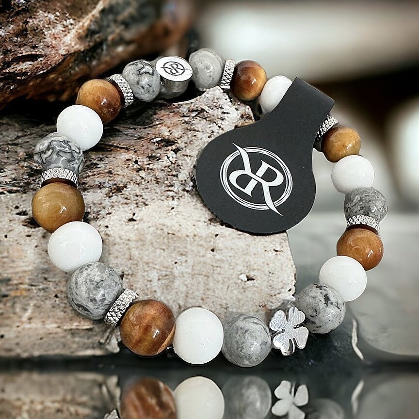 Bracelet with silver four-leaf clover