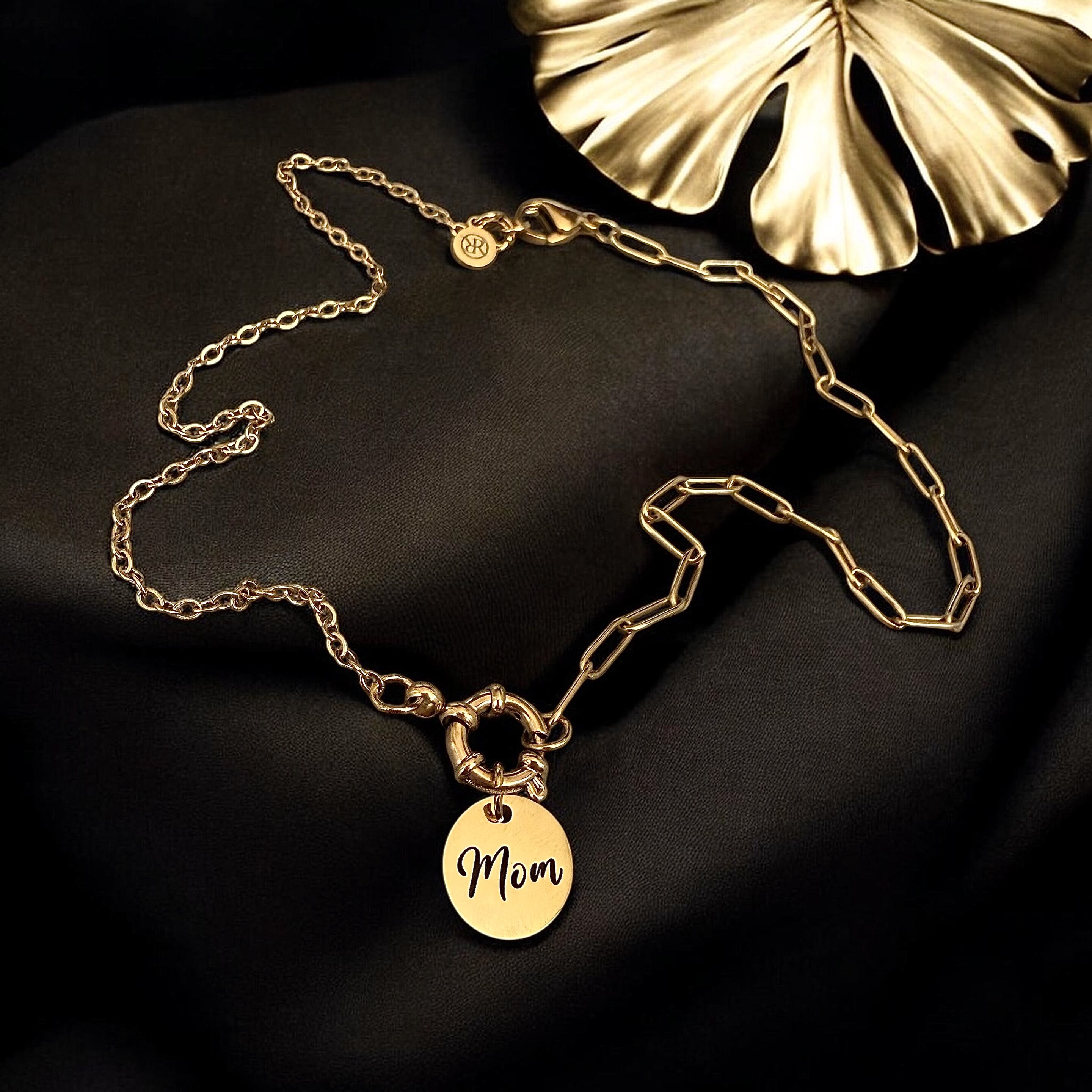 Necklace with medallion Mama