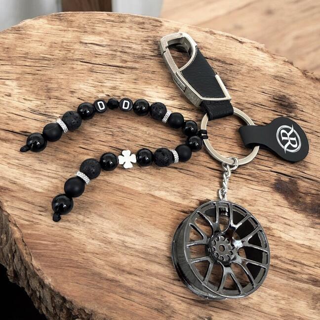 Personalised keyring with electron and carabiner