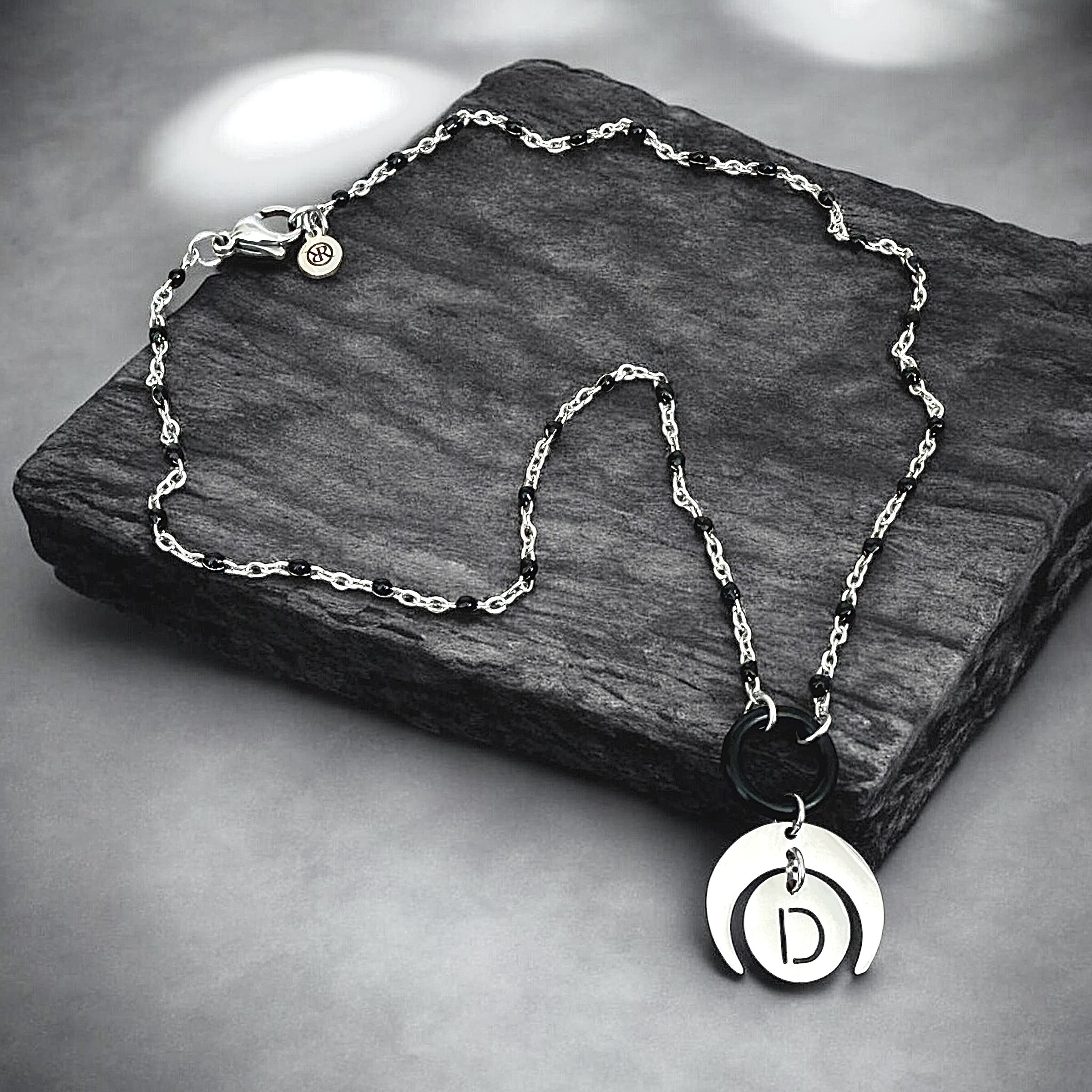 The minimalist Majestic rosary-shaped necklace with a silver cross