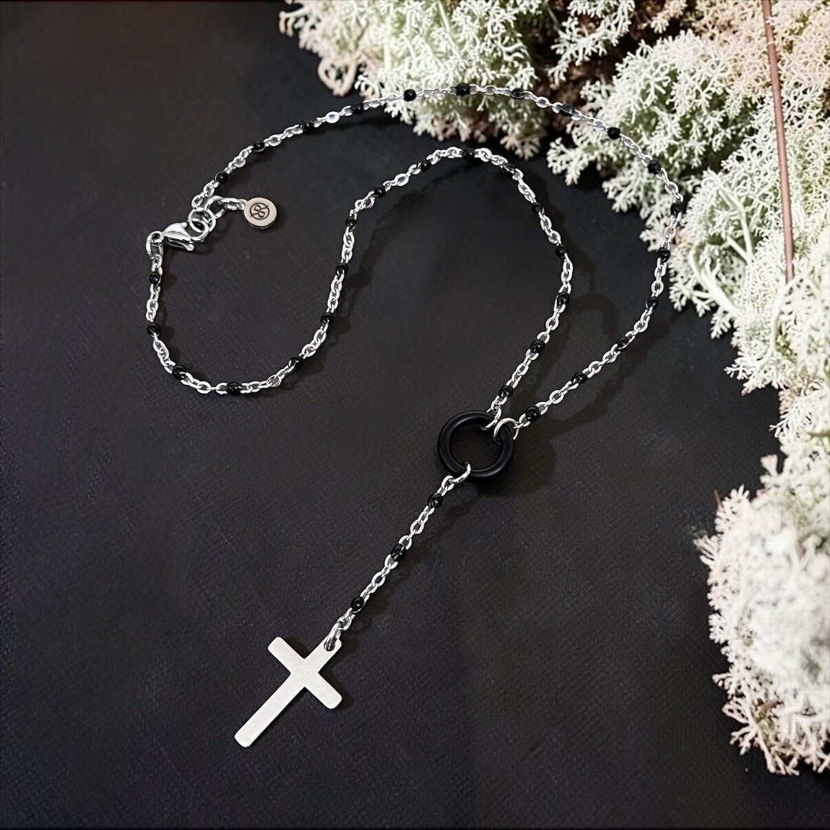 The minimalist Majestic rosary-shaped necklace with a silver cross