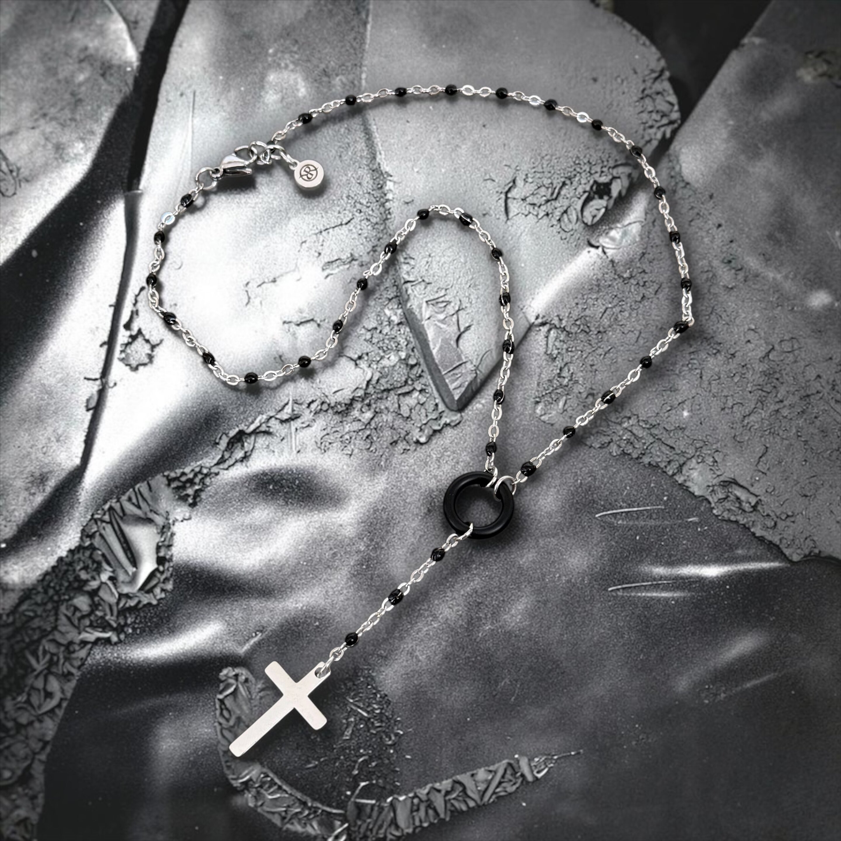 The minimalist Majestic rosary-shaped necklace with a silver cross